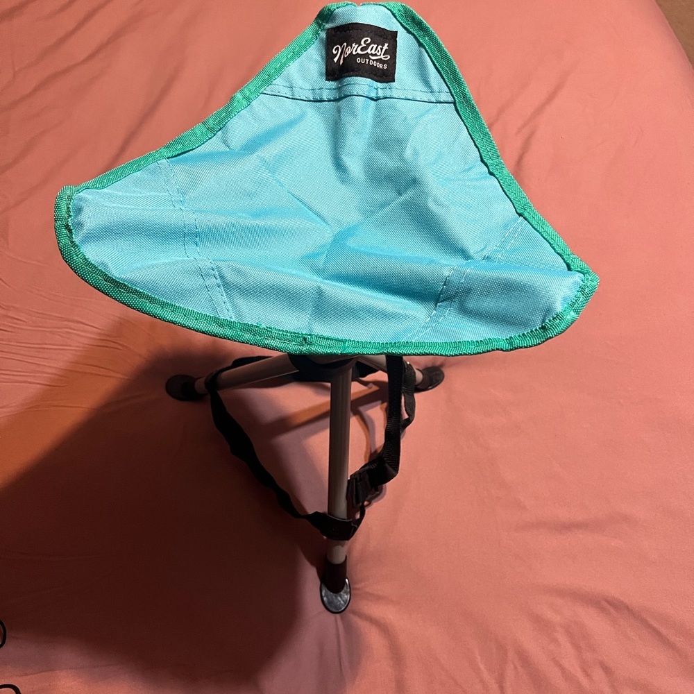 Portable stool - Picture 2 of 3